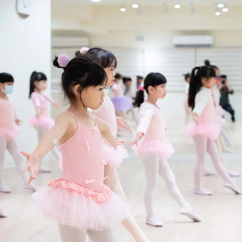 孩子在舞蹈教室上課